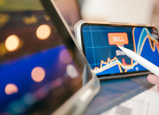 Trader som jobber på tvers av markeder og gjennomgår Bitcoin-, Ethereum- og forex-opsjoner